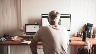 Кой колко работи в Европа?