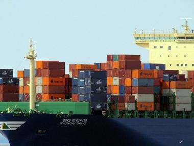 Контейнерните фрахтови индекси плават над вълните