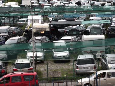 Вносът на стари коли в България се оскъпява в кризата