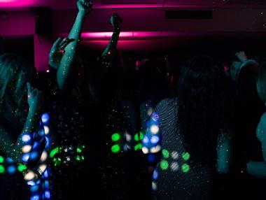 Дискотеките и баровете все пак ще заработят в понеделник