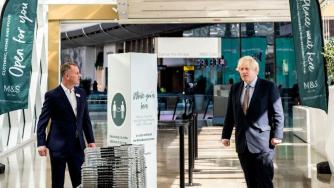 Англия отваря магазините си от днес