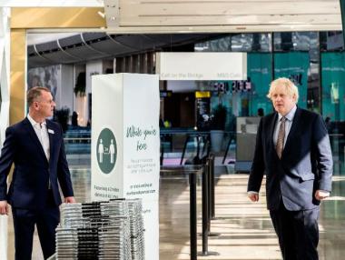 Англия отваря магазините си от днес