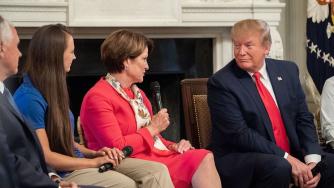 Дамата, начело на най-голямата оръжейна фирма в света, напуска поста