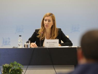 Ангелкова обеща Гаранционен фонд за туроператoрите до края на 2020 г.