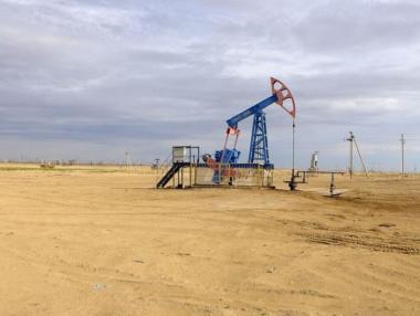 Повишените запаси на САЩ тласкат цените на петрола надолу