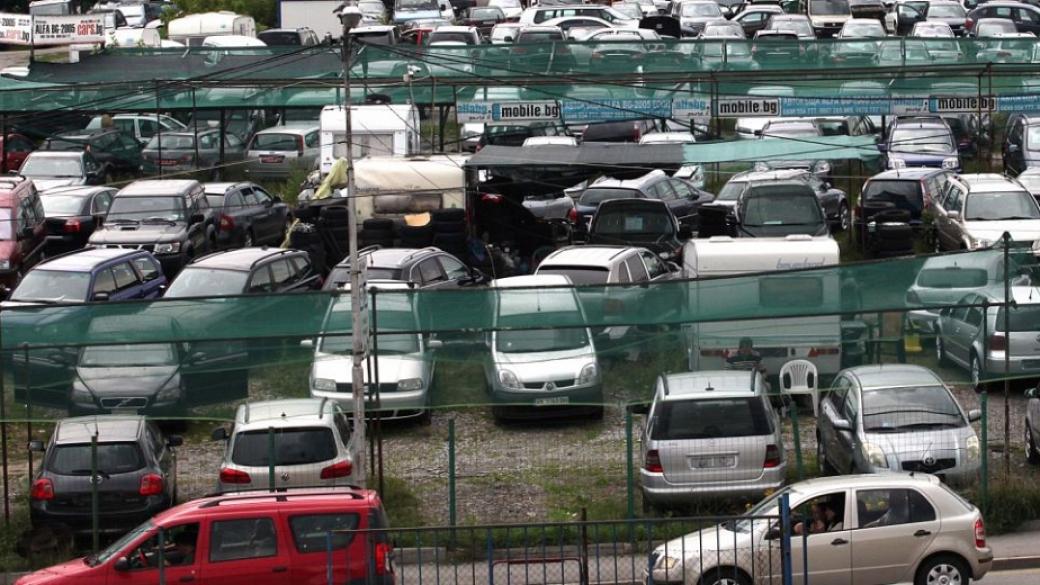Пазарът на нови коли в България се е свил наполовина в кризата