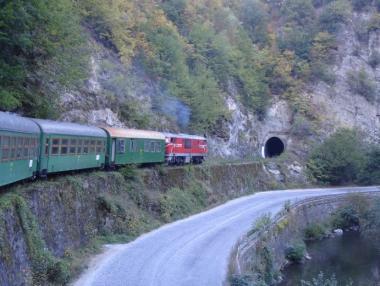 Фирма за недвижими имоти блокира важна поръчка на БДЖ