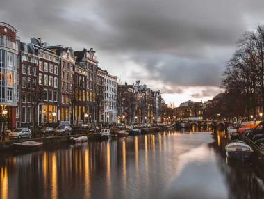 Амстердам забранява Airbnb в част от града от 1 юли