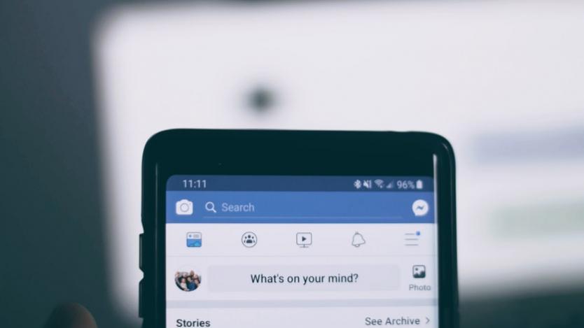 Facebook въвежда тъмен режим за мобилни устройства