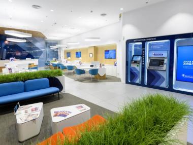 Пощенска банка с модерни дигитални зони за самообслужване