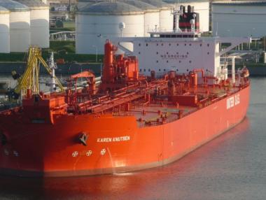 Приходите на Русия от износ на нефт намаляха близо 3 пъти