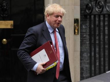 Джонсън вероятно ще направи маските задължитени в магазините