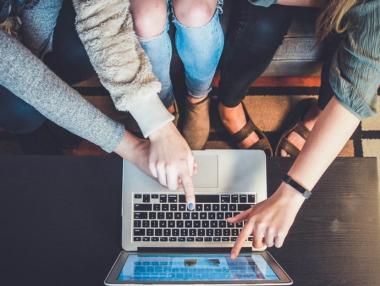 Младите българи са на опашката на ЕС по дигитални умения