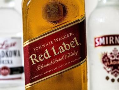 Johnnie Walker ще замени пластмасовите си бутилки с „хартиени“