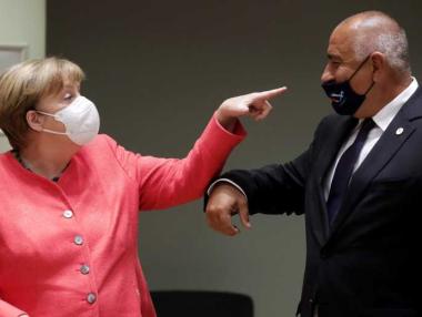 Снимка на деня: Меркел прави забележка на Борисов за маската