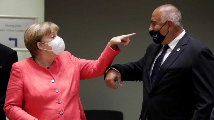 Снимка на деня: Меркел прави забележка на Борисов за маската