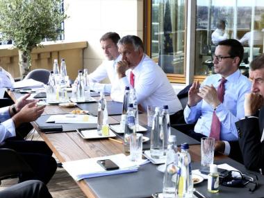 Тонът на срещата на върха на ЕС загрубя, а краят ѝ остава неизвестен