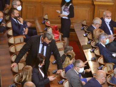 Очаквано вотът на недоверие не мина