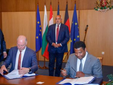 Росен Желязков подписа концесията на Летище София