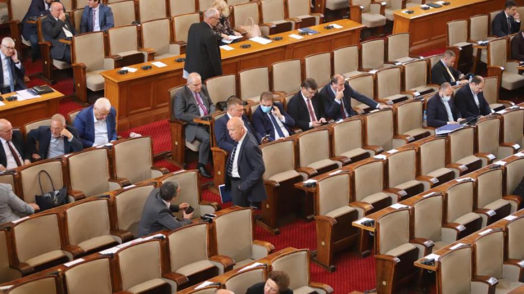 Ден след нареждането на Борисов депутатите свалиха студения резерв
