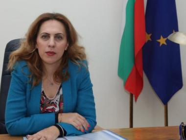 Николова ще спасява туризма с нова стратегия, ваучери и реклама