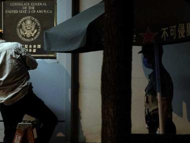 Петролът поевтинява след затварянето на консулства в САЩ и Китай