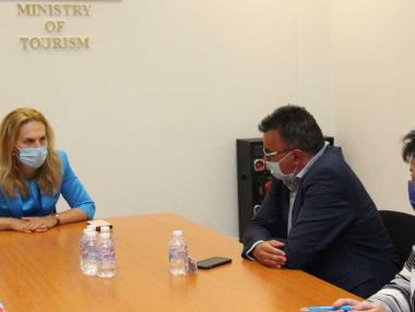 Николова предлага държавата да поема разходите за карантинирани туристи