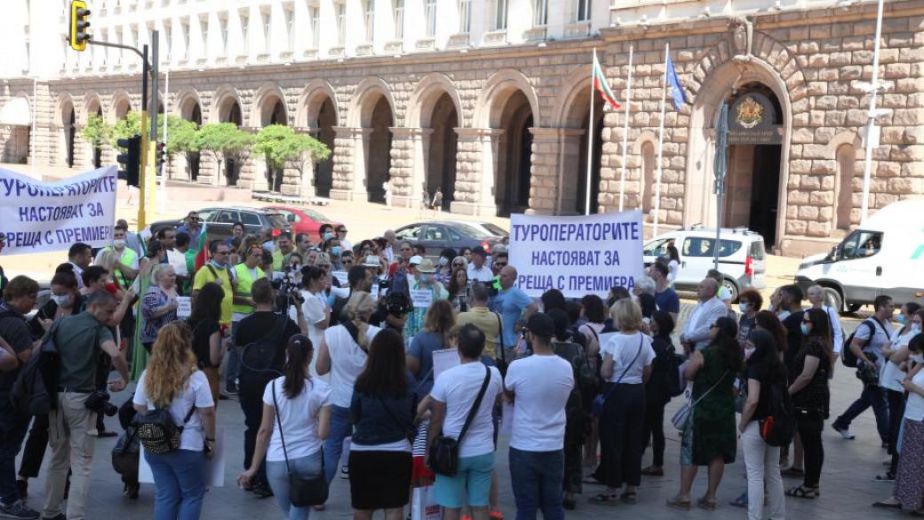 Туроператори излязоха на протест въпреки обещаното по-ниско ДДС