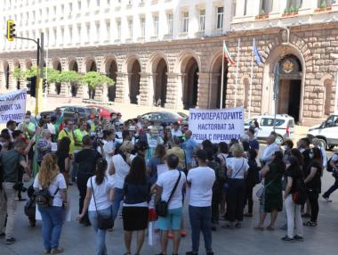 Туроператори излязоха на протест въпреки обещаното по-ниско ДДС