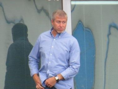 Роман Абрамович продава дела си в руска златодобивна компания