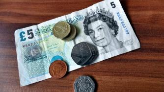 Паундът достигна петмесечен връх