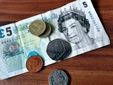 Паундът достигна петмесечен връх