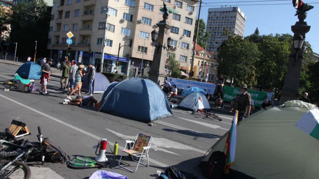 Полицията разпръсна палатковия лагер на Орлов мост