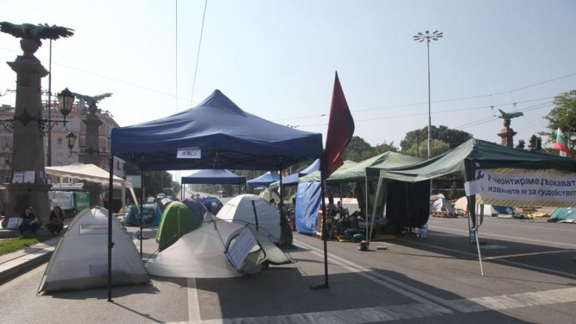 Bloomberg отрази полицейското разчистване на палатковите лагери