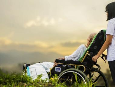 Гледането на хора с по-леки увреждания вече ще се счита за трудов стаж