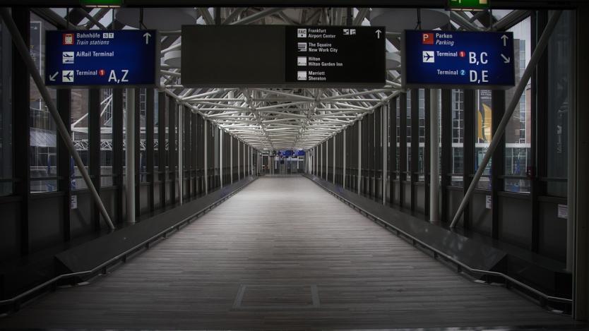 Гръцките летища отчетоха срив от 74% на пътниците