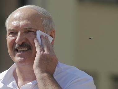 Снимка на деня: (политическа) жега мори Александър Лукашенко