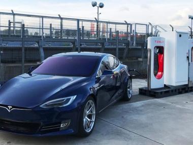 Акциите на Tesla надхвърлиха $2000