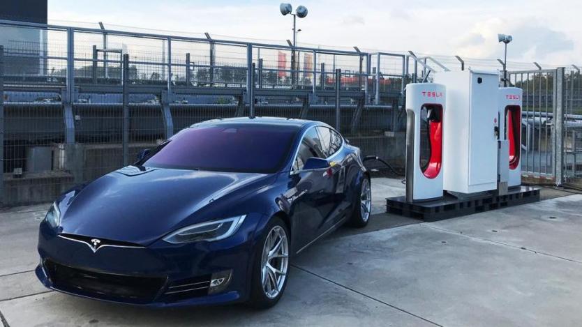 Акциите на Tesla надхвърлиха $2000