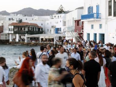 Гърция отчита 83% срив на приходите от туризъм