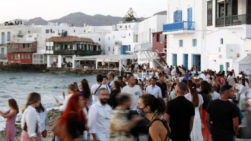 Гърция отчита 83% срив на приходите от туризъм