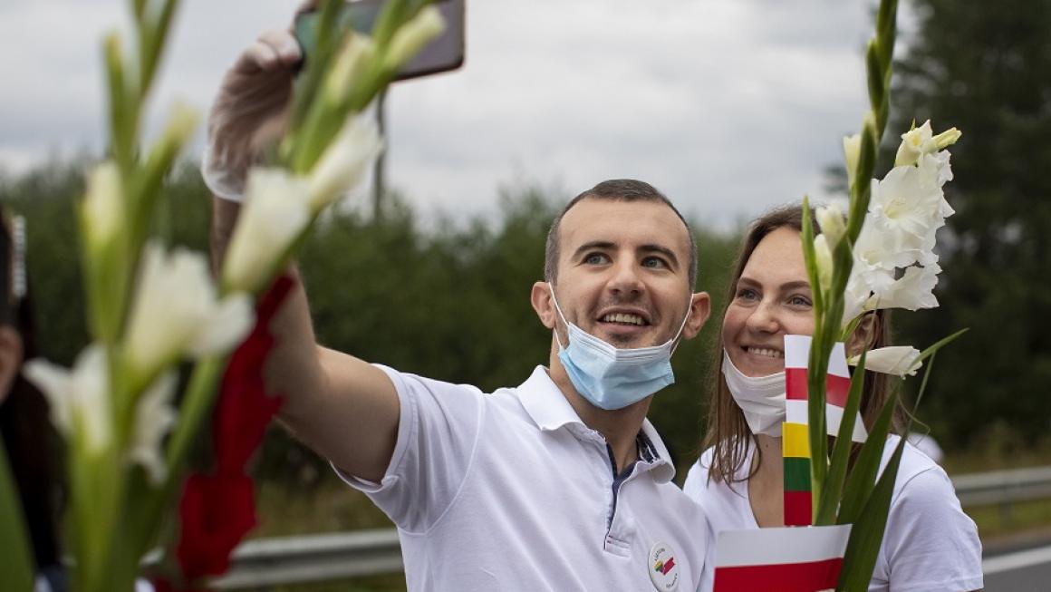 Галерия :: Снимка 1 :: Снимка на деня: Жива верига от 50 000 литовци в подкрепа на Беларус}