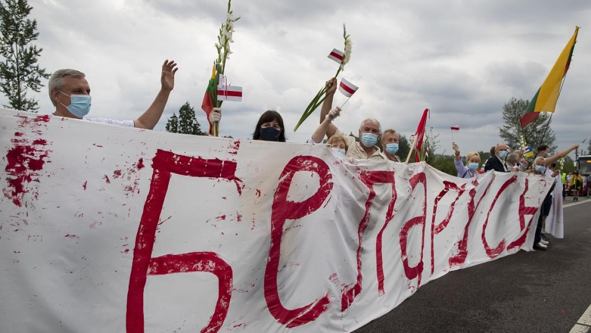 Галерия :: Снимка 3 :: Снимка на деня: Жива верига от 50 000 литовци в подкрепа на Беларус}