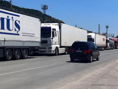 Превозвачи се оплакаха от бавното обслужване на тирове на румънската граница 