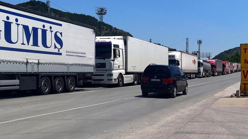 Превозвачи се оплакаха от бавното обслужване на тирове на румънската граница 