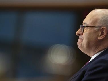 Еврокомисарят Хоган подаде оставка заради нарушение на правилата за Covid-19