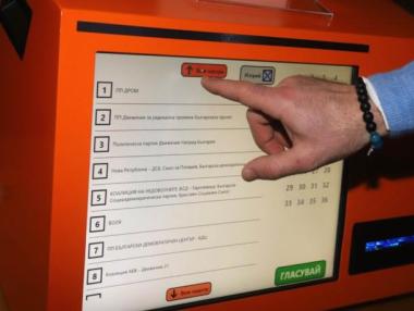 Председателят на ЦИК подаде оставка заради машинното гласуване 