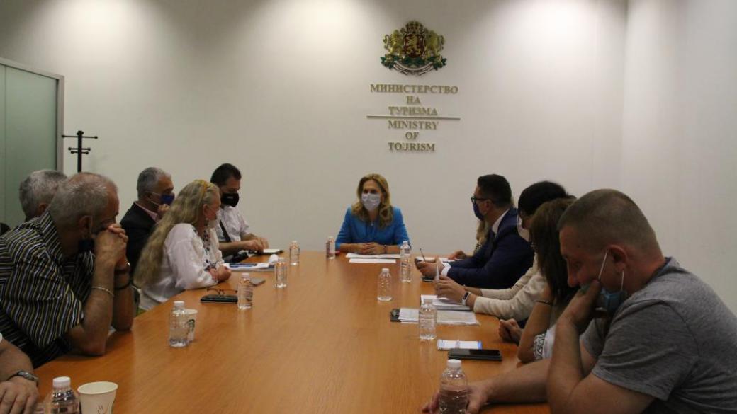 Дни преди протеста на екскурзоводите: Държавата им отпуска 3 млн. лв.