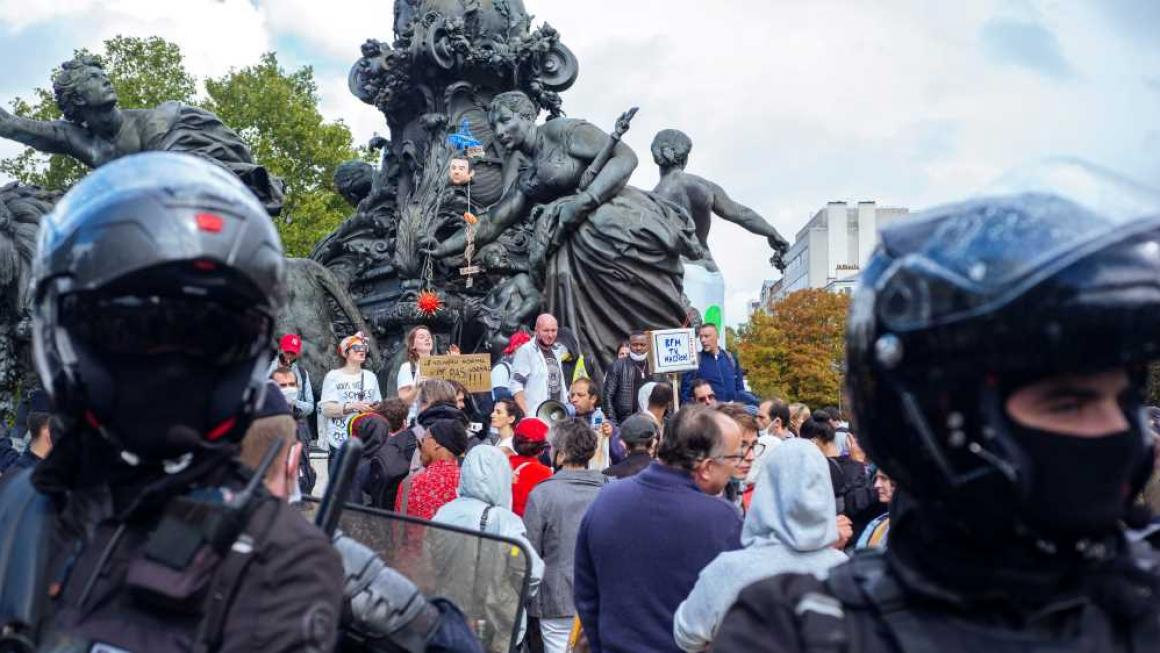 Галерия :: Снимка 5 :: В снимки: Хиляди протестират срещу коронамерките в Европа}