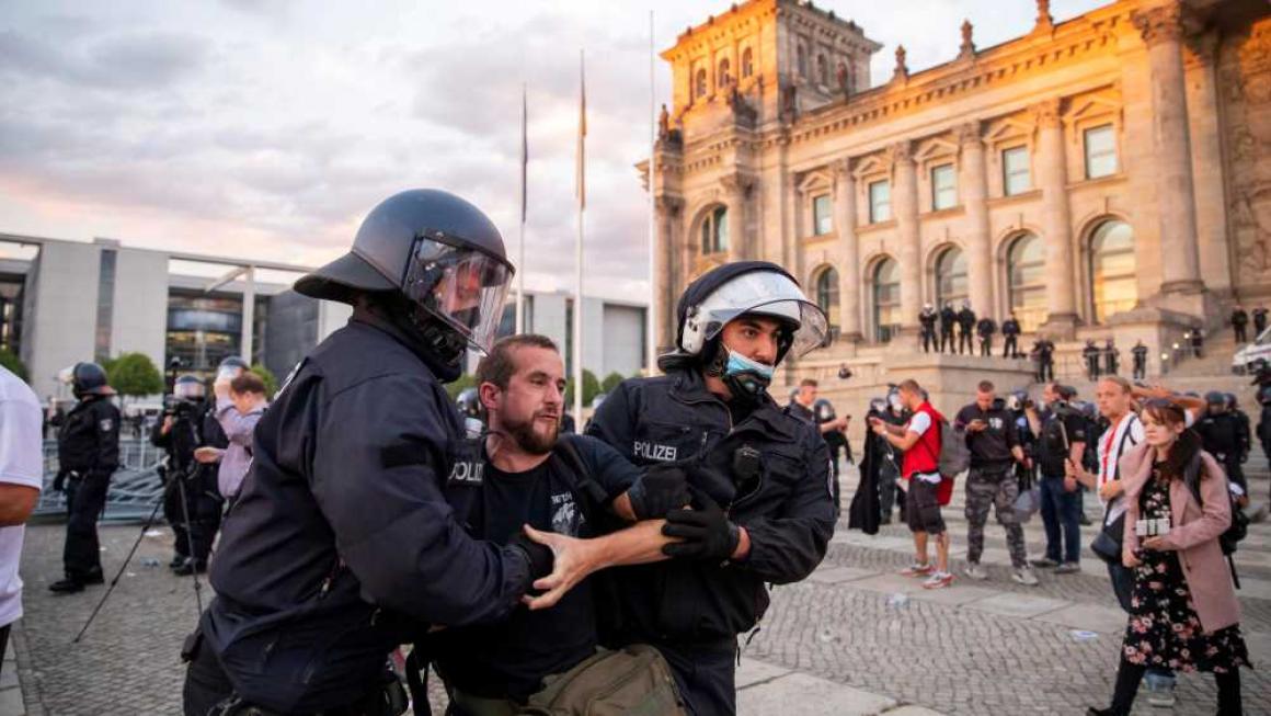 Галерия :: Снимка 1 :: В снимки: Хиляди протестират срещу коронамерките в Европа}